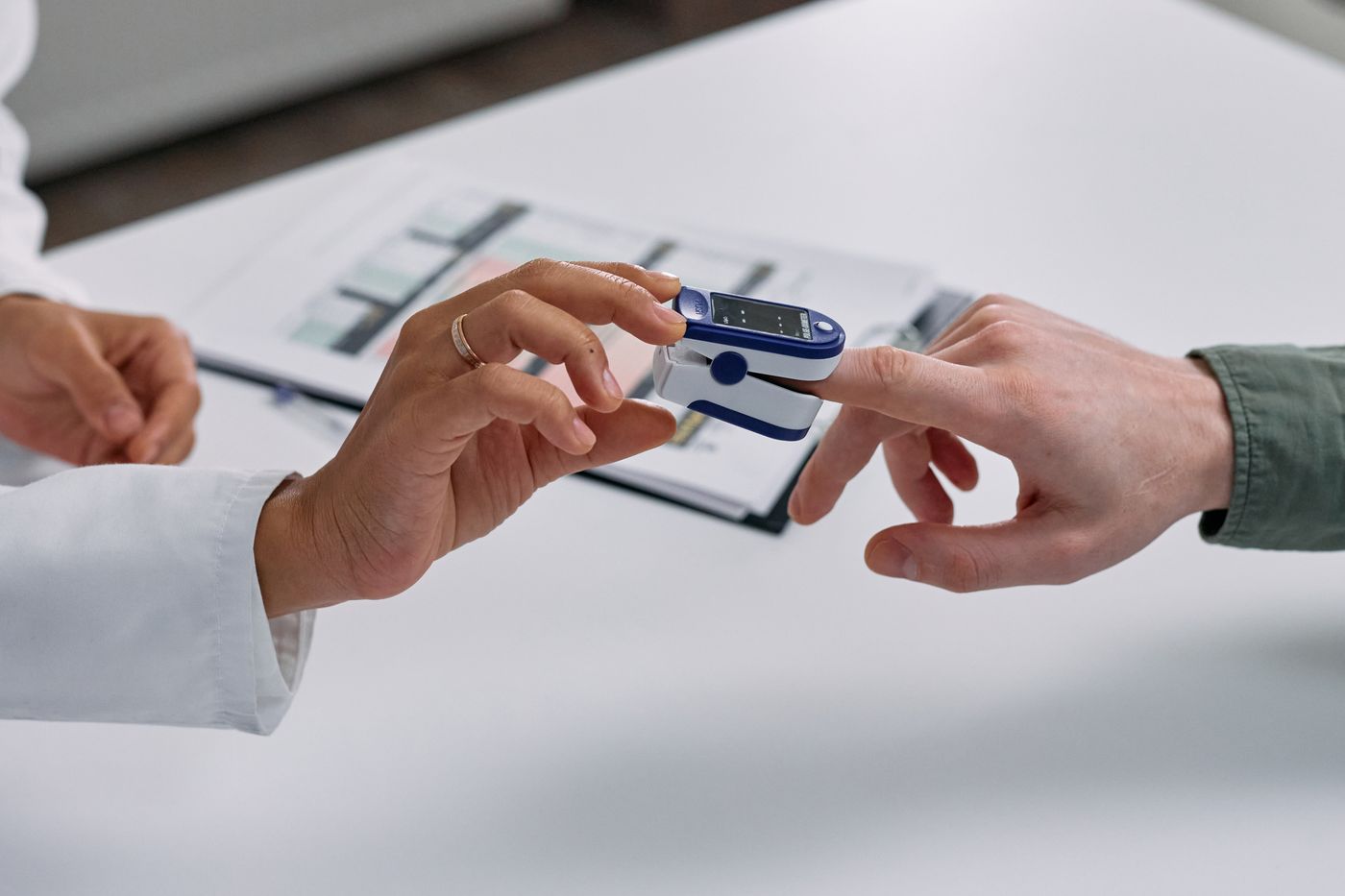 Pulse oximeter for monitoring blood oxygen